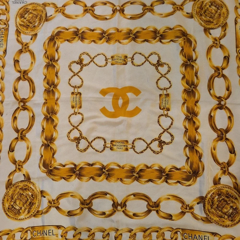 CHANEL 31Rue‎ Cambon Cream and Gold Chain Motif Scarf